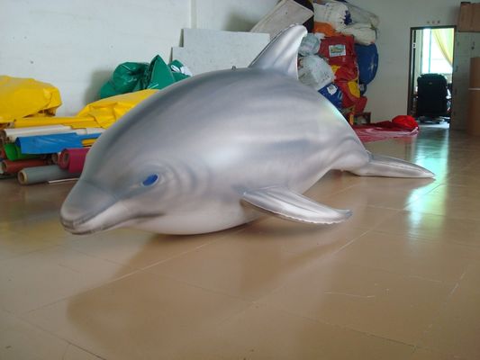 Tampilan Mainan Kolam Renang Berbentuk Lumba-Lumba Kedap Udara Panjang 1.5m Di Showroom