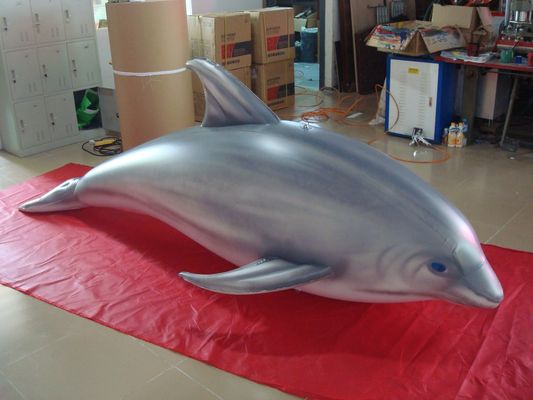 Tampilan Mainan Kolam Renang Berbentuk Dolphin Kedap Udara Panjang 1,5m Di Showroom